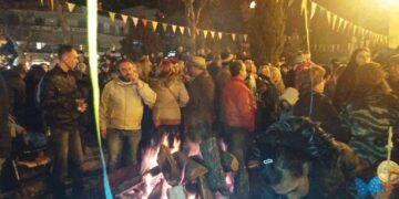 Με το κλείσιμο των εμπορικών καταστημάτων αυξήθηκε ο κόσμος στην Κεντρική πλατεία της Πτολεμαΐδας