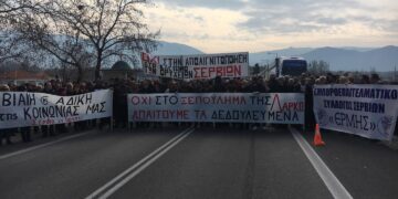 “Κάτω τα χέρια από τη ΛΑΡΚΟ” – Συμβολικό κλείσιμο της υψηλής γέφυρας (video)