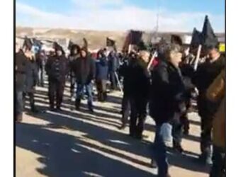 Εργαζόμενοι ετοιμάζουν υποδοχή με μαύρες σημαίες στον Υπουργό Ενέργειας Κ. Χατζηδάκη