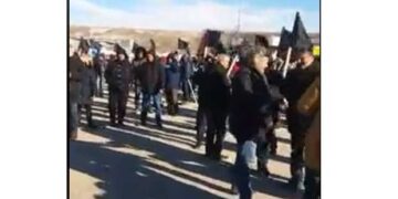 Εργαζόμενοι ετοιμάζουν υποδοχή με μαύρες σημαίες στον Υπουργό Ενέργειας Κ. Χατζηδάκη