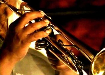 Η Κοζάνη γλεντάει την έναρξη της Αποκριάς με χάλκινα στα καφέ και τα μαγαζιά! (VIDEO)