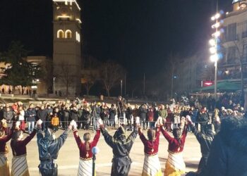 Χορευτικά συγκροτήματα από όλη την Ελλάδα και την Κύπρο παρουσιάστηκαν στην κεντρική πλατεία Κοζάνης