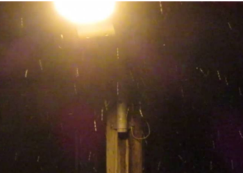 Ώρα 06:35: Ξεκίνησε να ρίχνει παγωμένο χιόνι στη Πτολεμαΐδα (βίντεο)