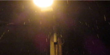 Ώρα 06:35: Ξεκίνησε να ρίχνει παγωμένο χιόνι στη Πτολεμαΐδα (βίντεο)