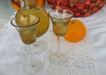 Μαγειρεύοντας με την Αρετή: Λικέρ πορτοκάλι με ξύσμα