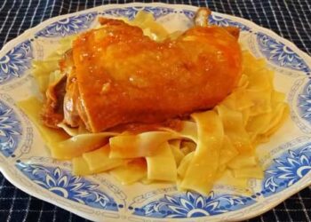 Μαγειρεύοντας με την Αρετή: Κοτόπουλο κοκκινιστό με χυλοπίτες