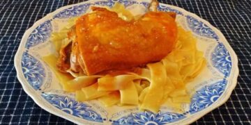 Μαγειρεύοντας με την Αρετή: Κοτόπουλο κοκκινιστό με χυλοπίτες