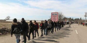 Έβρος: Αποσύρει πρόσφυγες και μετανάστες η Τουρκία λόγω κορωνοϊού