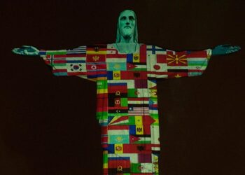 Το άγαλμα του Χριστού φωτίστηκε με σημαίες χωρών που “χτύπησε” ο κορονοϊός (εικόνες)