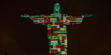 Το άγαλμα του Χριστού φωτίστηκε με σημαίες χωρών που “χτύπησε” ο κορονοϊός (εικόνες)