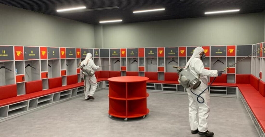 Αδειες εξέδρες και… ψέκασμα πριν τον αγώνα (εκεί που παίζουν μπάλα)