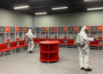 Αδειες εξέδρες και… ψέκασμα πριν τον αγώνα (εκεί που παίζουν μπάλα)