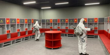 Αδειες εξέδρες και… ψέκασμα πριν τον αγώνα (εκεί που παίζουν μπάλα)