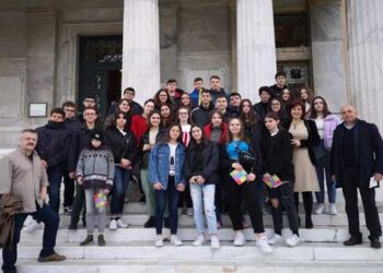 Τους μαθητές του 1ου Γυμνασίου Κοζάνης υποδέχθηκε η Παρασκευή Βρυζίδου στη Βουλή