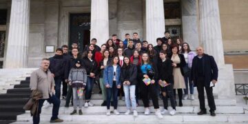 Τους μαθητές του 1ου Γυμνασίου Κοζάνης υποδέχθηκε η Παρασκευή Βρυζίδου στη Βουλή