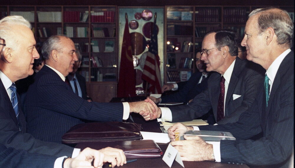 Εκεί που παίζεται, ακόμη, μπάλα, συναντάς απίθανες ιστορίες…