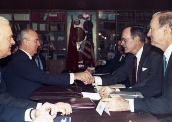 Εκεί που παίζεται, ακόμη, μπάλα, συναντάς απίθανες ιστορίες…