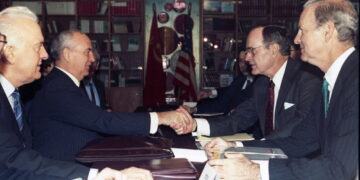 Εκεί που παίζεται, ακόμη, μπάλα, συναντάς απίθανες ιστορίες…