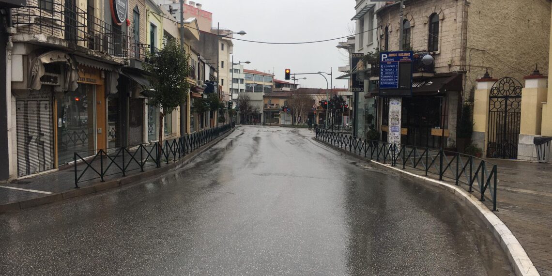 Η εικόνα στους δρόμους της Κοζάνης την πρώτη ημέρα απαγόρευσης της κυκλοφορίας (βίντεο-φωτογραφίες)