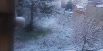 Το “έστρωσε” για τα καλά το βράδυ  το Μαρτιάτικο χιόνι ,  με την   Πτολεμαΐδα  να “ξυπνάει” στα λευκά!