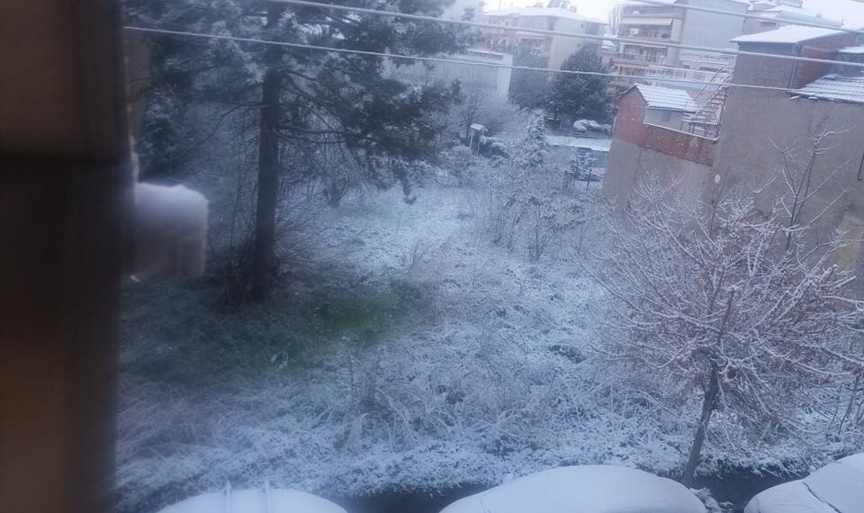 Το “έστρωσε” για τα καλά το βράδυ  το Μαρτιάτικο χιόνι ,  με την   Πτολεμαΐδα  να “ξυπνάει” στα λευκά!