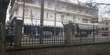 Ξεκίνησε η ασθενής χιονόπτωση στην Πτολεμαΐδα (βίντεο)