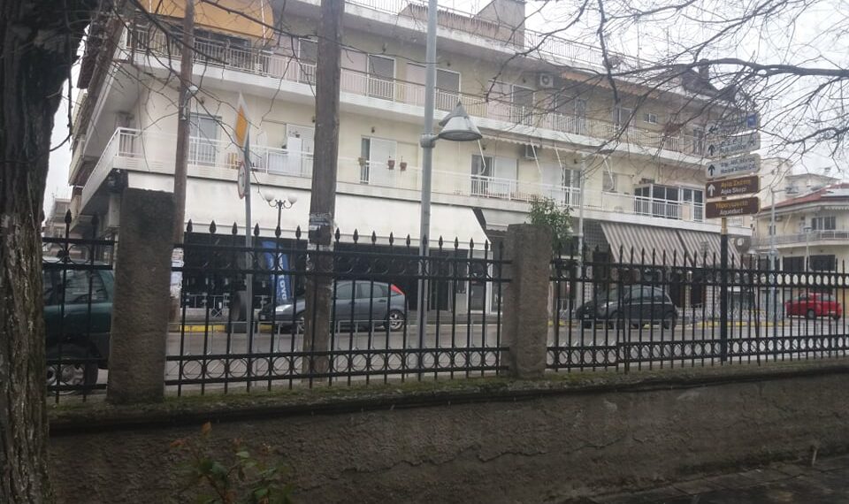 Ξεκίνησε η ασθενής χιονόπτωση στην Πτολεμαΐδα (βίντεο)