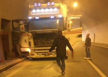 Εγνατία Οδός: Φορτηγό έπιασε φωτιά εν κινήσει μέσα σε τούνελ, στο δρόμο από Βέροια προς Πολύμυλο