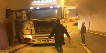 Εγνατία Οδός: Φορτηγό έπιασε φωτιά εν κινήσει μέσα σε τούνελ, στο δρόμο από Βέροια προς Πολύμυλο