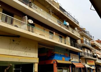 Γρεβενά: Έκανε αναμετάδοση, από τη βεράντα του, τη Θεία Λειτουργία ..και κάλεσαν την αστυνομία