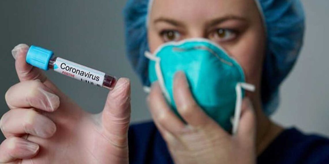 Ράβει μάσκες για τα μέλη του ο Ιατρικός Σύλλογος Κοζάνης επειδή βρίσκονται σε έλλειψη – Η ανησυχία για τη διασπορά του ιού στη Δ. Μακεδονία και οι επαφές με τον ΕΟΔΥ