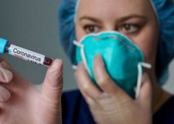 Ράβει μάσκες για τα μέλη του ο Ιατρικός Σύλλογος Κοζάνης επειδή βρίσκονται σε έλλειψη – Η ανησυχία για τη διασπορά του ιού στη Δ. Μακεδονία και οι επαφές με τον ΕΟΔΥ