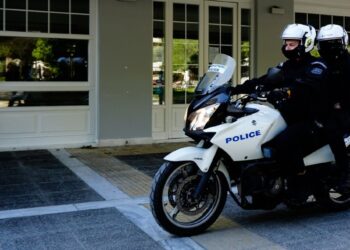 Σύλληψη 26χρονου με την κατηγορία της διασποράς κορονοϊού – Έφτυσε αστυνομικούς