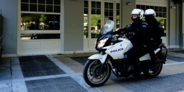 Σύλληψη 26χρονου με την κατηγορία της διασποράς κορονοϊού – Έφτυσε αστυνομικούς