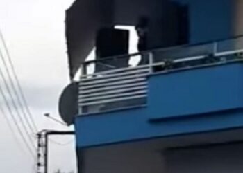 Κοζάνη: Έστειλαν την αστυνομία να σταματήσει τον Dj που έδωσε λίγη μουσική νότα από το μπαλκόνι του στο Σαββατοκύριακο της καραντίνας