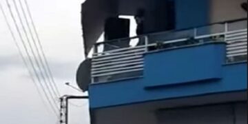 Κοζάνη: Έστειλαν την αστυνομία να σταματήσει τον Dj που έδωσε λίγη μουσική νότα από το μπαλκόνι του στο Σαββατοκύριακο της καραντίνας