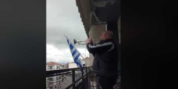 Κοζάνη: Ο Δημήτρης Γκιθώνας από το “Τακίμι” έπαιξε τον Εθνικό Ύμνο στο μπαλκόνι με την τρομπέτα του, και ο κόσμος τον χειροκροτούσε (video)