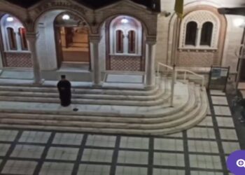 Θεσσαλονίκη: Ιερέας έψαλε “Τη Υπερμάχω” στο προαύλιο της εκκλησίας (VIDEO)