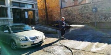 Δήμος Καστοριάς: Απολύμανση σε κοινόχρηστους δημοτικούς χώρους, πλατείες, κάδους και στάσεις λεωφορείων