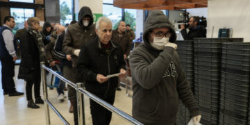 Κορωνοϊός -Πρόεδρος ΕΦΕΤ: Περάστε με απολυμαντικό το χερούλι του καροτσιού στο σούπερ μάρκετ, κρατήστε απόσταση 1,5 με 2 μέτρα