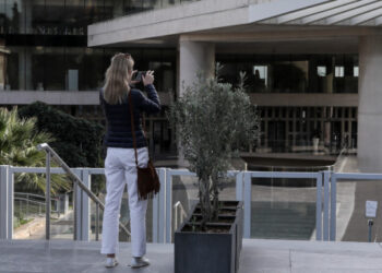 Κορωνοϊός: Ολοι όσοι δικαιούνται το έκτακτο επίδομα των 800 ευρώ -Εργαζόμενοι, απολυμένοι, ελεύθεροι επαγγελματίες [λίστα]