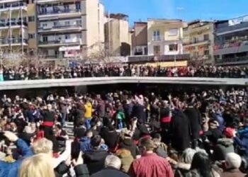 Οι άνθρωποι των φανών έστησαν μεσημεριανό γλέντι υπό τους ήχους χάλκινων στην κεντρική πλατεία Κοζάνης