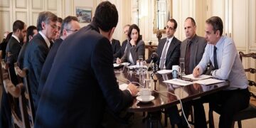 Σύσκεψη στο Μαξίμου για τον κορονοϊό: Έρχονται μέτρα για δημόσιους χώρους – Θα κλείσουν σχολεία
