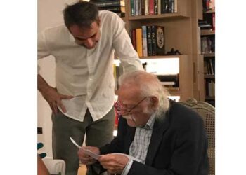 Η συγκινητική ανάρτηση Μητσοτάκη για Γλέζο: “Το έθνος χαμηλώνει τις σημαίες του για να περάσει ένας μεγάλος Έλληνας”