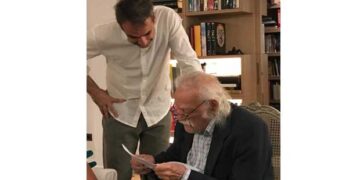 Η συγκινητική ανάρτηση Μητσοτάκη για Γλέζο: “Το έθνος χαμηλώνει τις σημαίες του για να περάσει ένας μεγάλος Έλληνας”