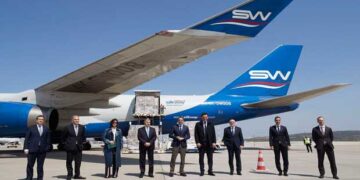 13,5 εκατομμύρια προστατευτικών μασκών δωρεά του ιδρύματος Ωνάση – Έγινε η παραλαβή παρουσία του πρωθυπουργού – Η αναφορά Μητσοτάκη στη γυναίκα στα Γρεβενά που έραψε μόνη της 600 μάσκες