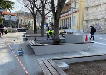 Κοζάνη: Συνεργεία του δήμου έβαψαν τα παγκάκια στην κεντρική πλατεία