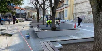 Κοζάνη: Συνεργεία του δήμου έβαψαν τα παγκάκια στην κεντρική πλατεία