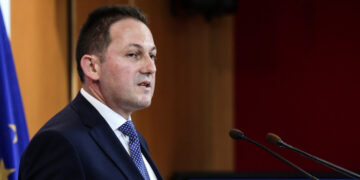 Πέτσας για κορωνοϊό: Είναι πιθανό να κάνουμε Πάσχα μακριά από τις εκκλησίες