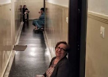 Πτολεμαΐδα: Οι γειτόνισσες που “μένουν σπίτι”, πίνουν καφεδάκι και λένε τα νέα τους από …απόσταση! (φωτογραφία)